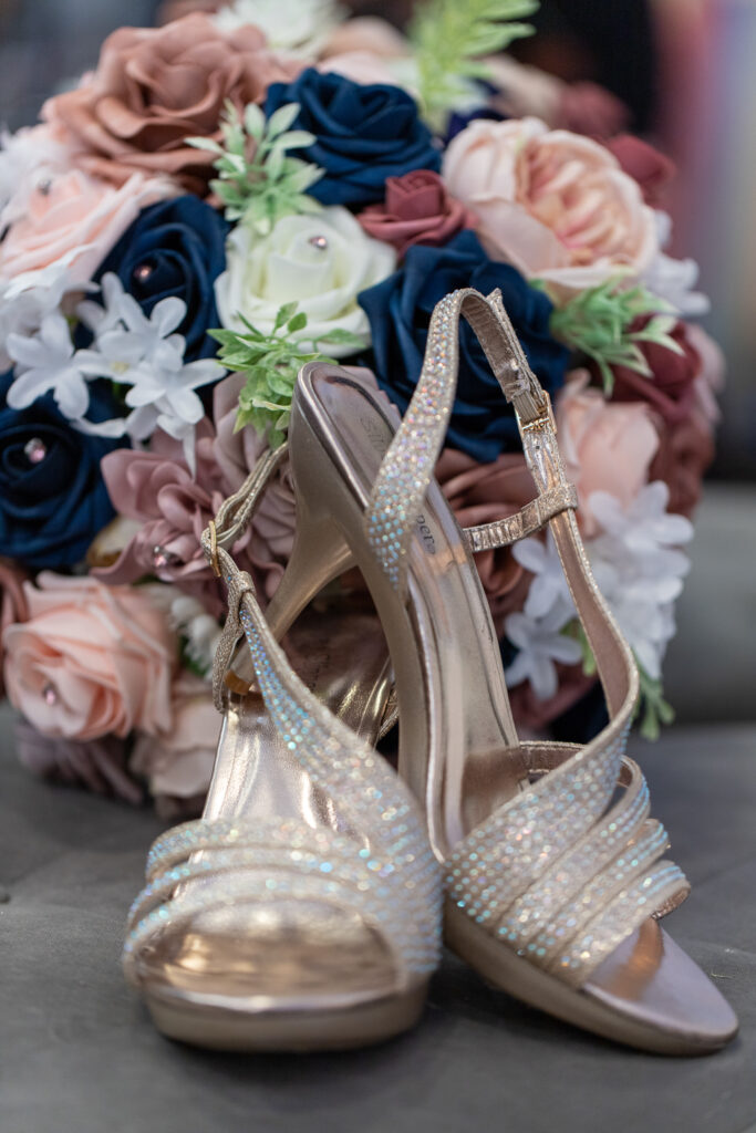 gold high heels with navy and ivory bouquet