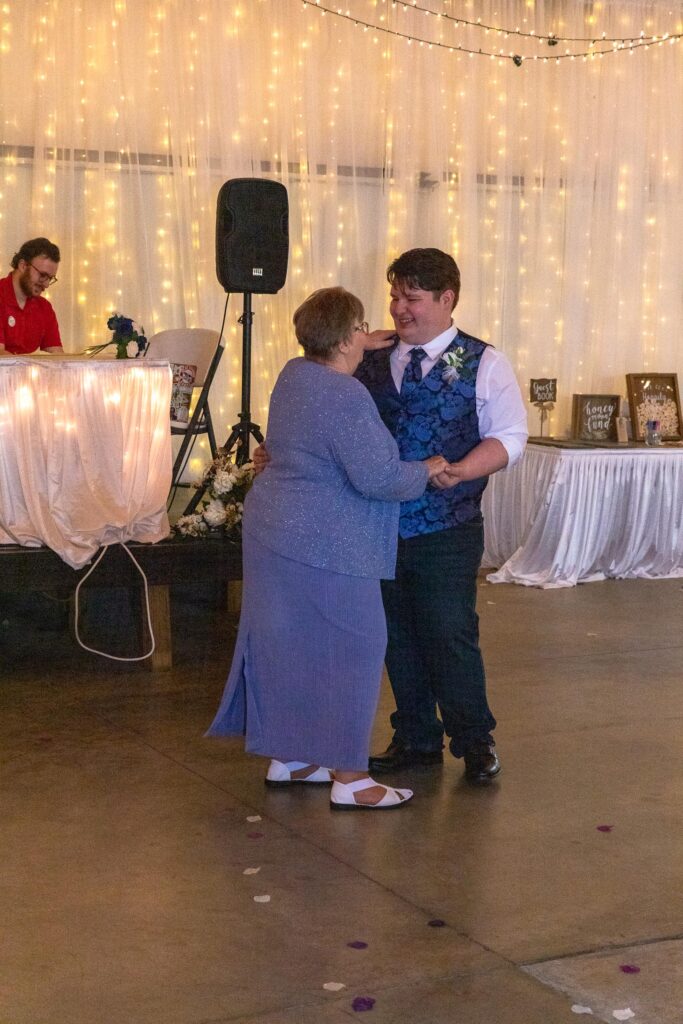 groom and mother dance