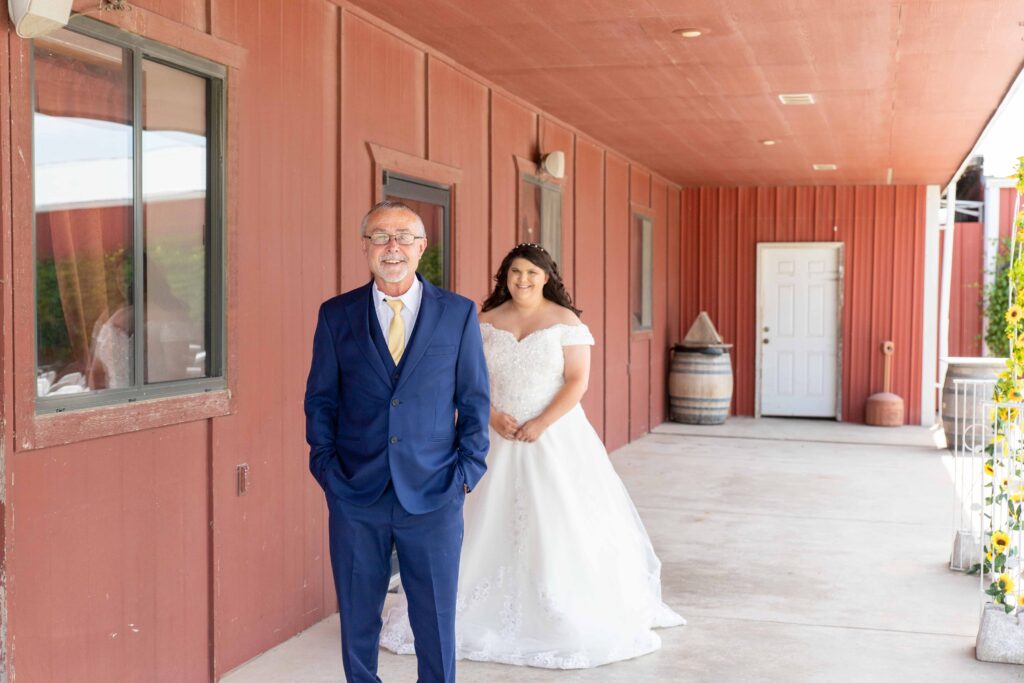bride and dad first look