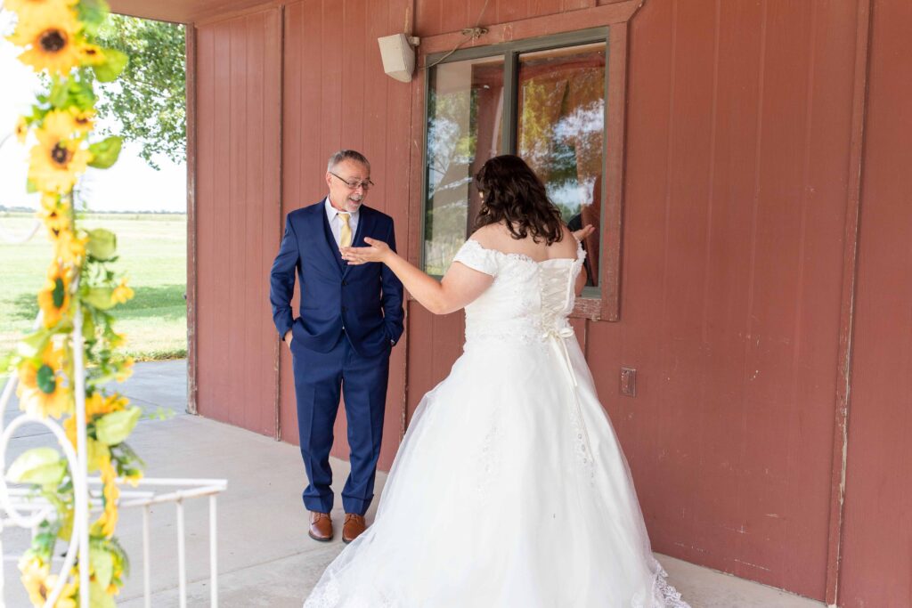 bride and dad first look