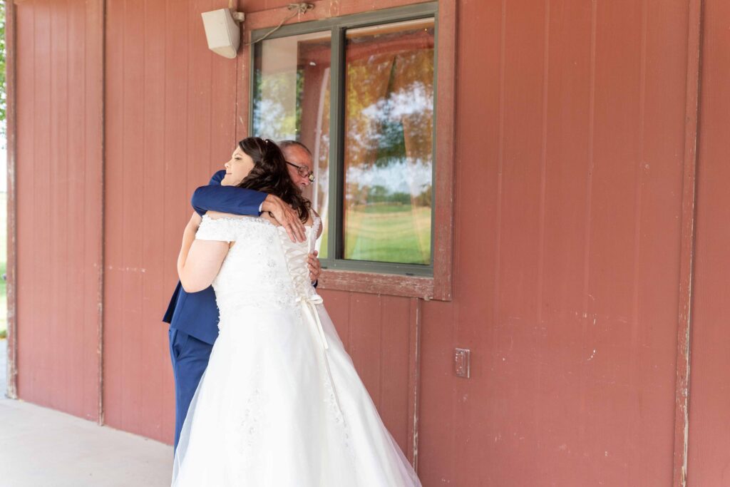 bride and dad first look